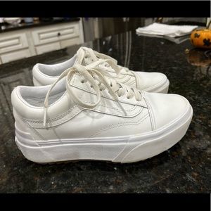 Leather is Not scuffed or scratched.              Hardly worn
Women 6
Men 4.5